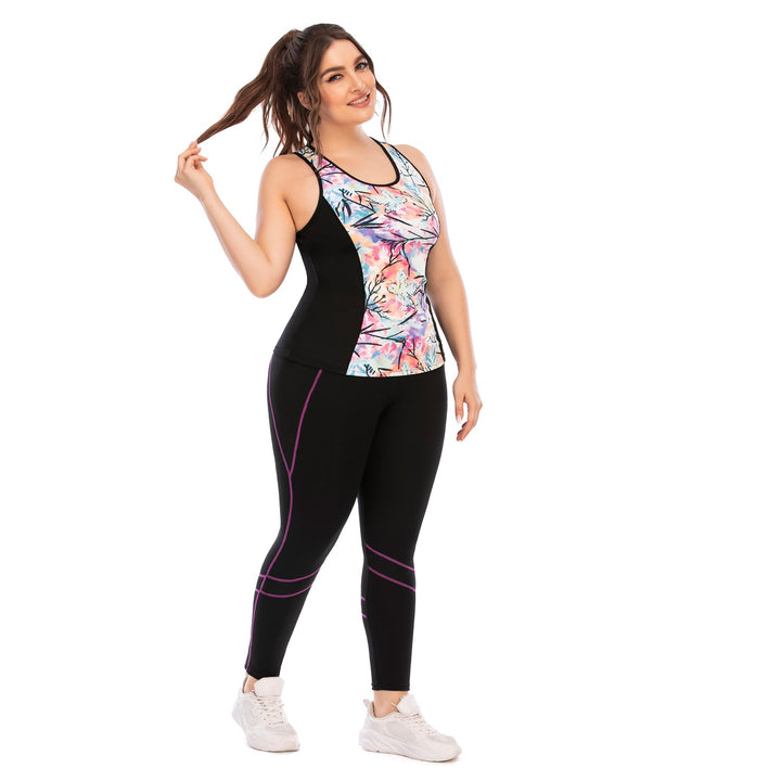 Frau in bunter Sportbekleidung, schwarzer Leggings, florales Top, weiße Turnschuhe.