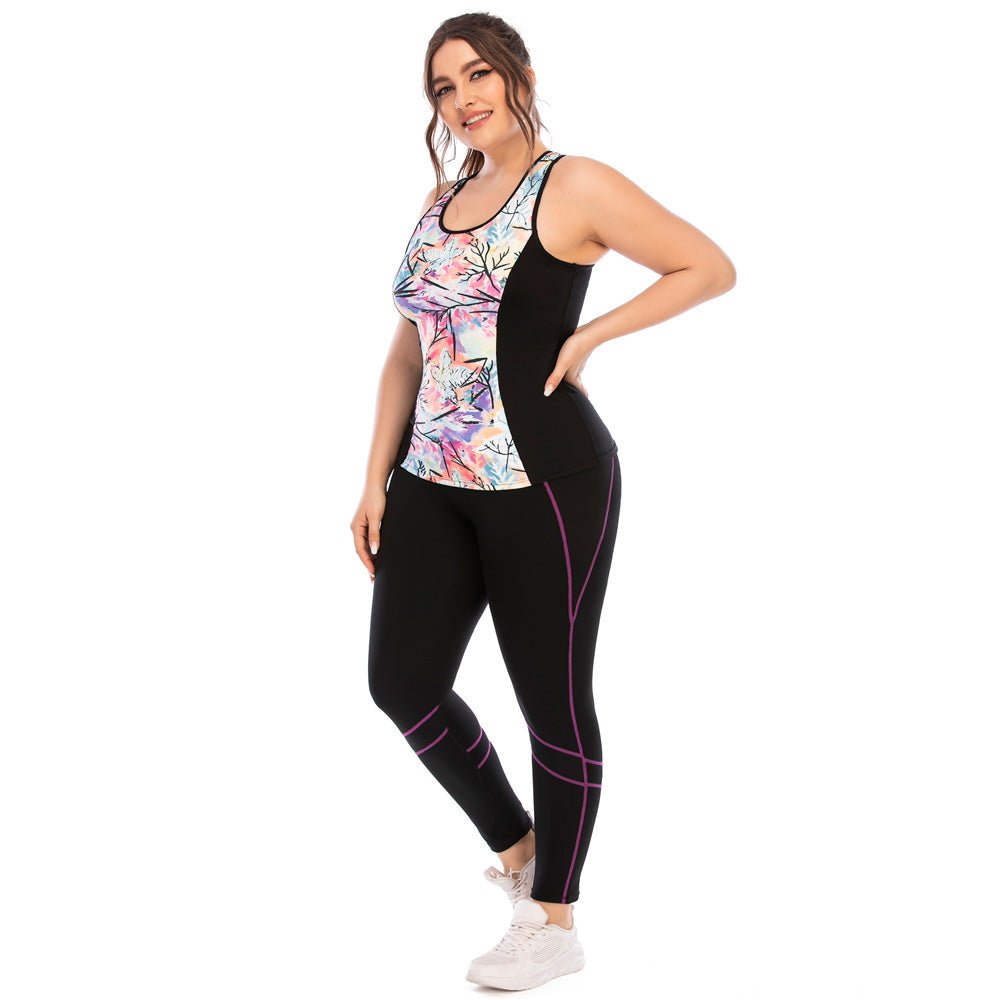 Frau in bunter Sportbekleidung, Fitness-Outfit, Leggings und Top, lächelnd, Studioaufnahme.