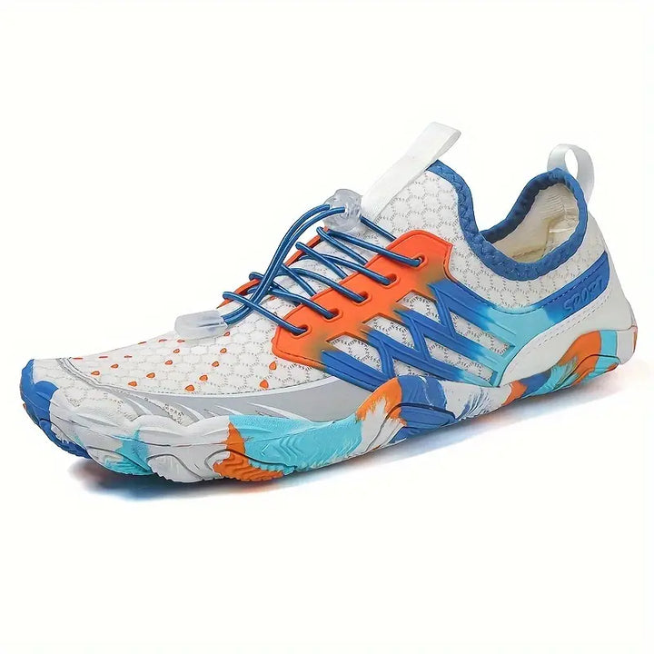 Weißer Sportschuh mit blauen und orangefarbenen Akzenten, atmungsaktiv, rutschfeste Sohle.