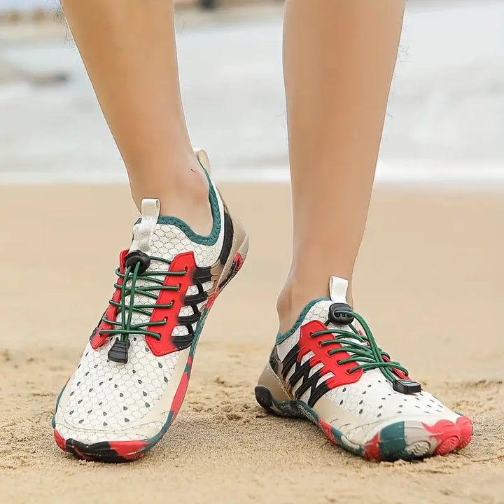 Bunte Barfußschuhe am Strand, atmungsaktiv, rutschfest, ideal für Outdoor-Aktivitäten.