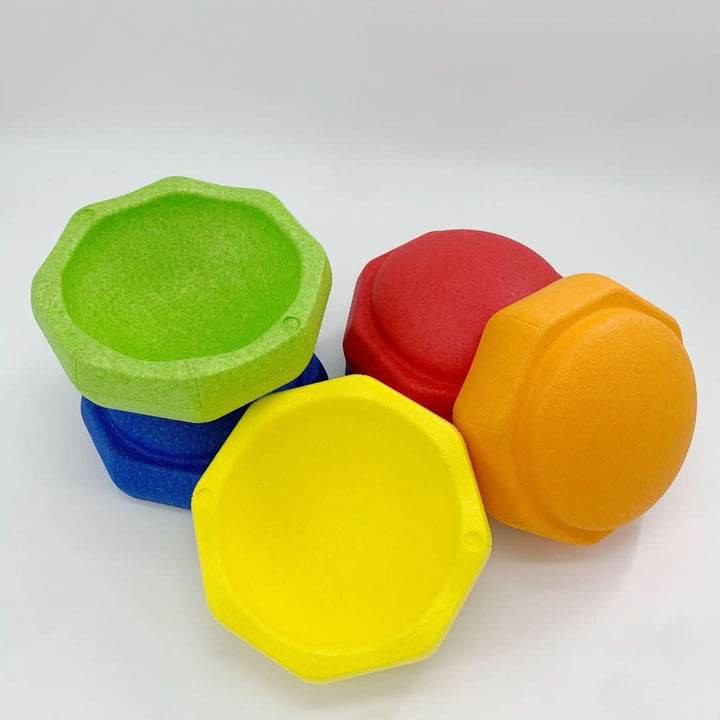 Bunte stapelbare Spielsteine aus Kunststoff in Rot, Gelb, Blau, Grün für Kinder.