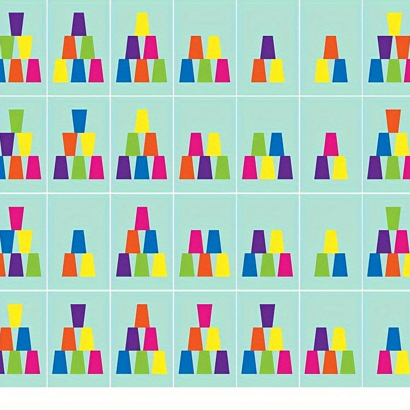 Bunte Pyramiden aus Plastikbechern auf hellblauem Hintergrund, Spielzeug, Stapelbecher, Kinder.