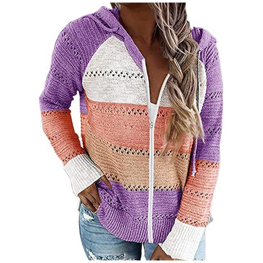 Frau in gestreifter Strickjacke mit Kapuze, lila, orange, weiß, Reißverschluss, Freizeitmode.