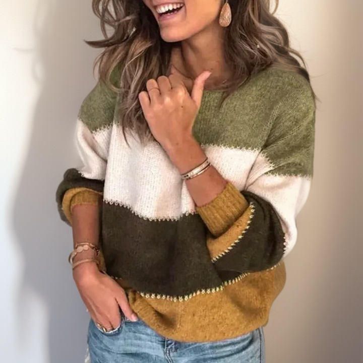 Frau in gestreiftem Pullover, Herbstfarben, lässig, modisch, Strick, Damenmode, lächeln.