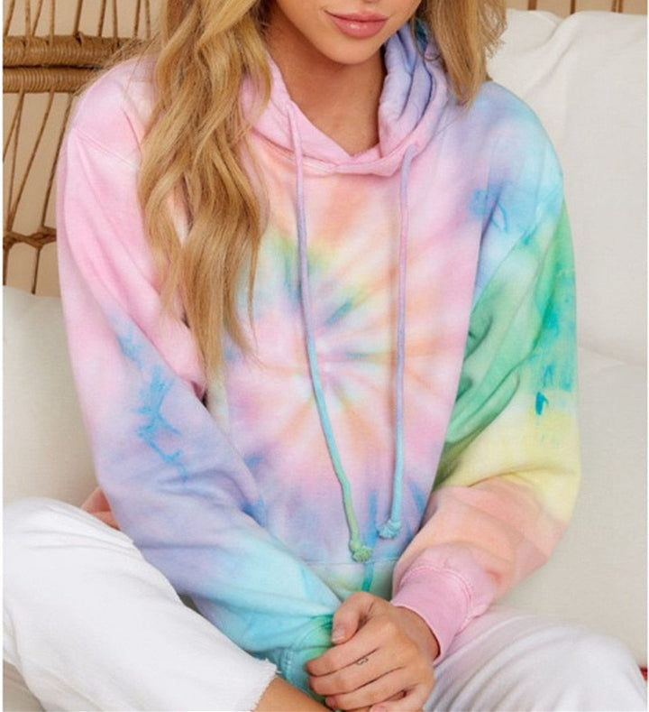 Frau trägt pastellfarbenen Batik-Hoodie, lässige Mode, gemütlicher Kapuzenpullover.