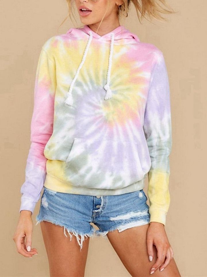Frau in pastellfarbenem Batik-Hoodie und Jeansshorts, lässige Mode, Freizeitkleidung.