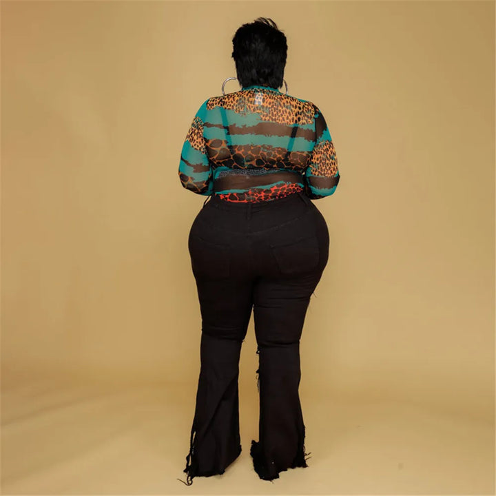 Frau in transparenter Leopardenbluse und schwarzer Schlaghose, Rückansicht, Modefotografie.