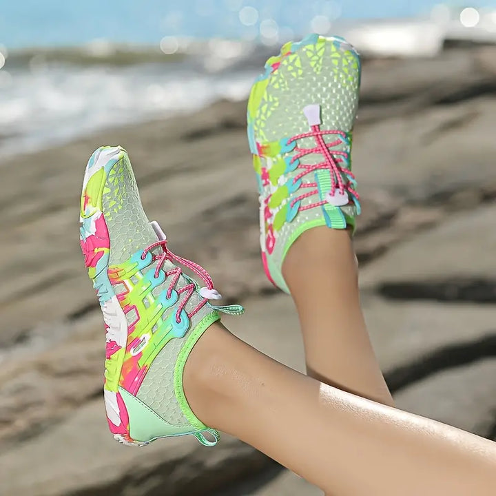 Bunte Wasserschuhe Damen, rutschfest, atmungsaktiv, ideal für Strand und Wassersport.