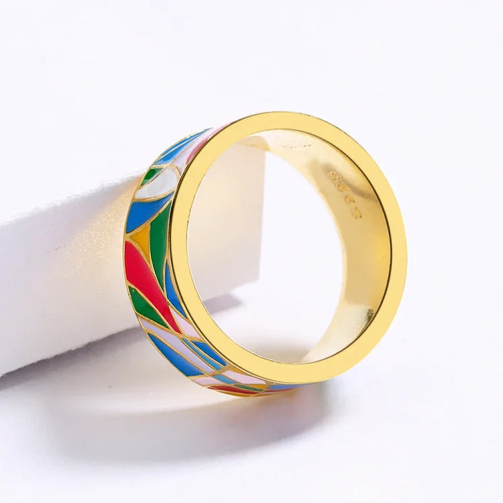Goldener Ring mit buntem Emaille-Muster, modisches Schmuckstück, Unisex-Design.