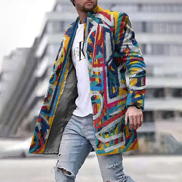 Bunter Herrenmantel mit abstraktem Muster, lässig, modisch, urbaner Stil, Herbstmode.