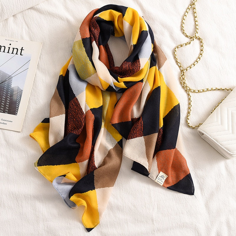 Bunter geometrischer Schal aus Baumwolle, Herbstmode, Damenaccessoire, auf weißem Hintergrund.
