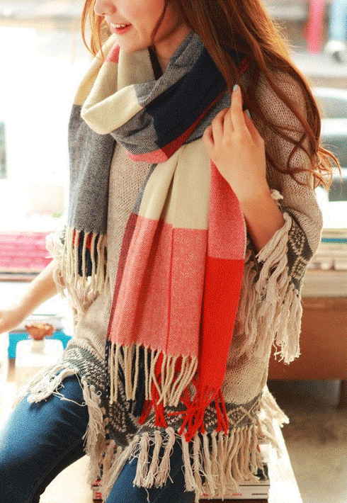 Frau mit buntem Schal, rot-blau-weiß, aus Wolle, modisch, warm, Herbst-Winter-Accessoire.