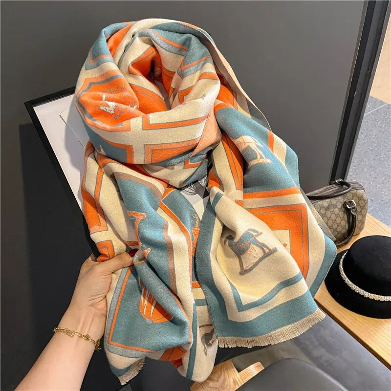 Damen Schal, geometrisches Muster, orange-blau, weiches Material, modisches Accessoire.