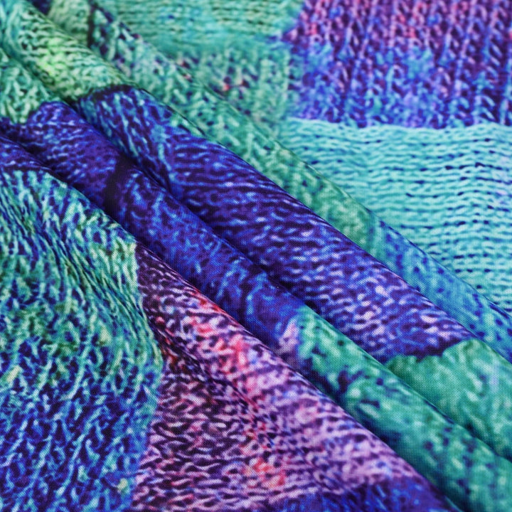 Bunter Stoff mit blau-grünem Muster, Textilmaterial, Nahaufnahme, Textildesign, Mode.