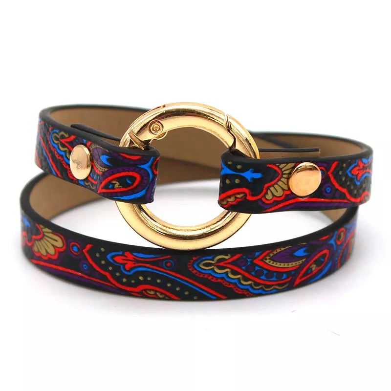 Buntes Lederarmband mit goldener Schnalle, Paisley-Muster, modisches Accessoire, Damen.