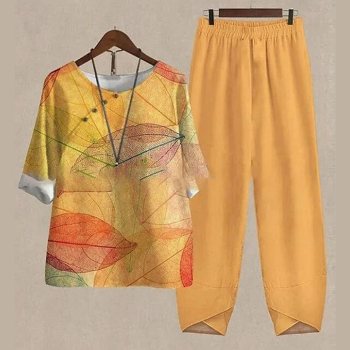 Buntes Damen-Outfit, T-Shirt mit Blattmuster und gelbe Hose, lässige Sommermode.