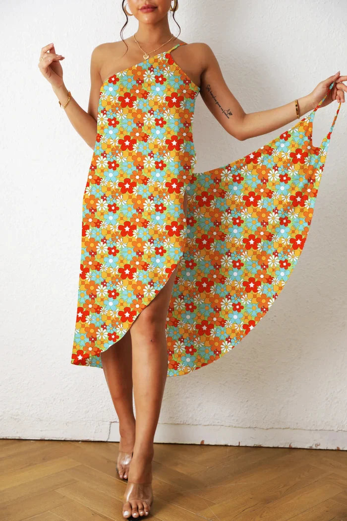 Frau im bunten, geblümten Sommerkleid mit asymmetrischem Schnitt, Holzfußboden, helle Wand.