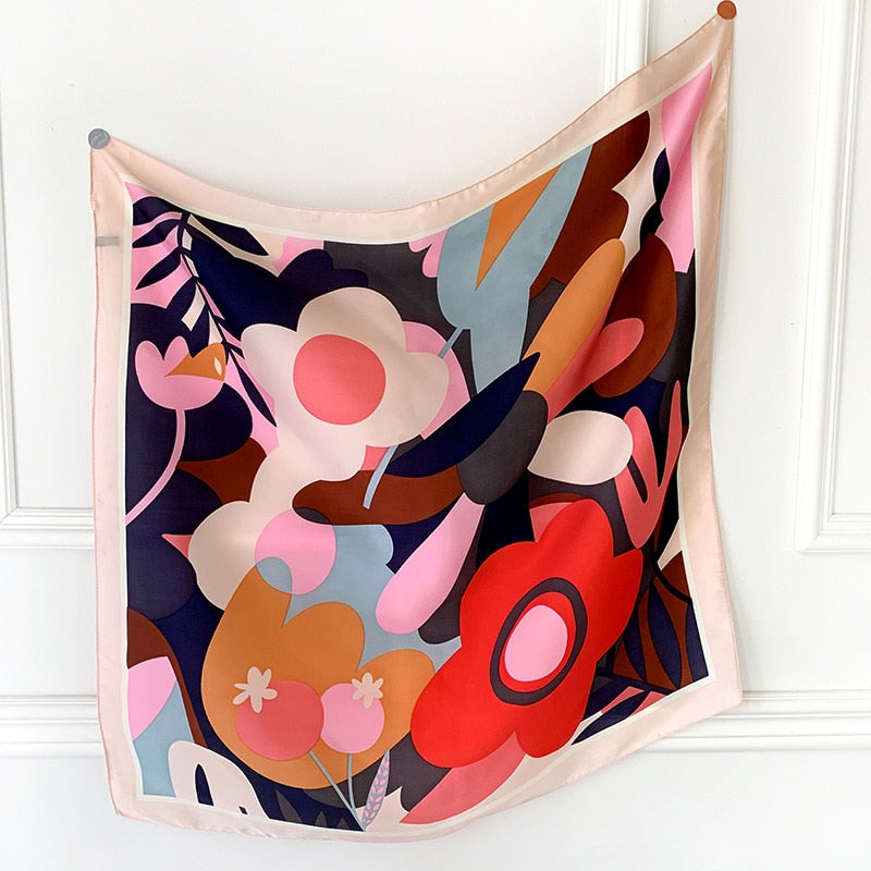 Buntes Seidentuch mit abstraktem Blumenmuster, quadratisch, modisches Accessoire.