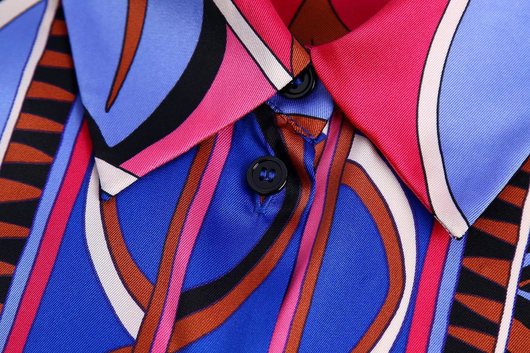 Buntes Hemd mit abstraktem Muster, Seide, blau-rosa, Knopfleiste, modisch, elegant.