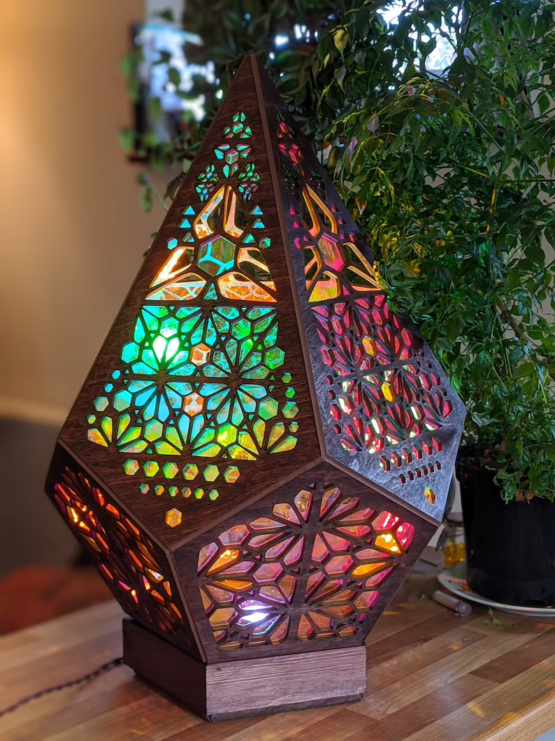 Buntes, geometrisches Holzlampe mit LED-Licht, dekorative Beleuchtung, modernes Design.