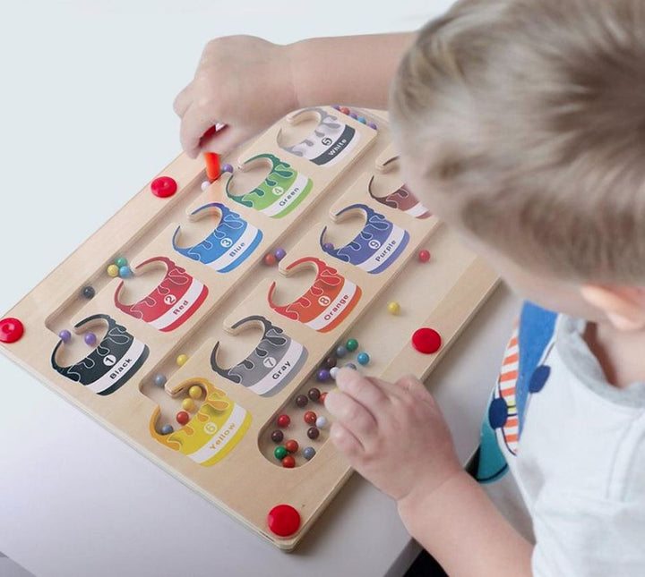 Kinderspielzeug aus Holz, farbige Murmeln, Lernspiel, Feinmotorik, pädagogisch, Montessori