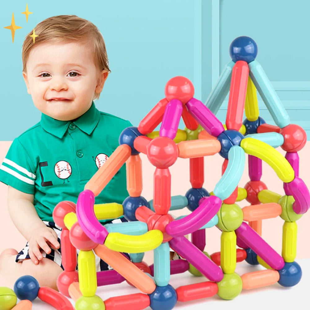 Kleinkind mit buntem magnetischem Konstruktionsspielzeug, ideal für kreatives Spielen.