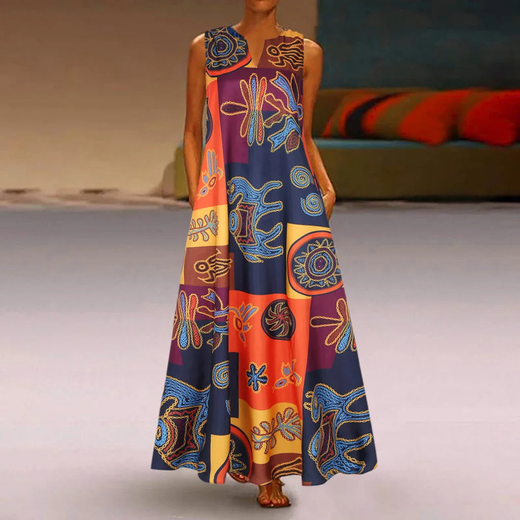 Frau in ärmellosem, buntem Maxikleid mit abstraktem Muster, Sommermode, Freizeitkleidung.