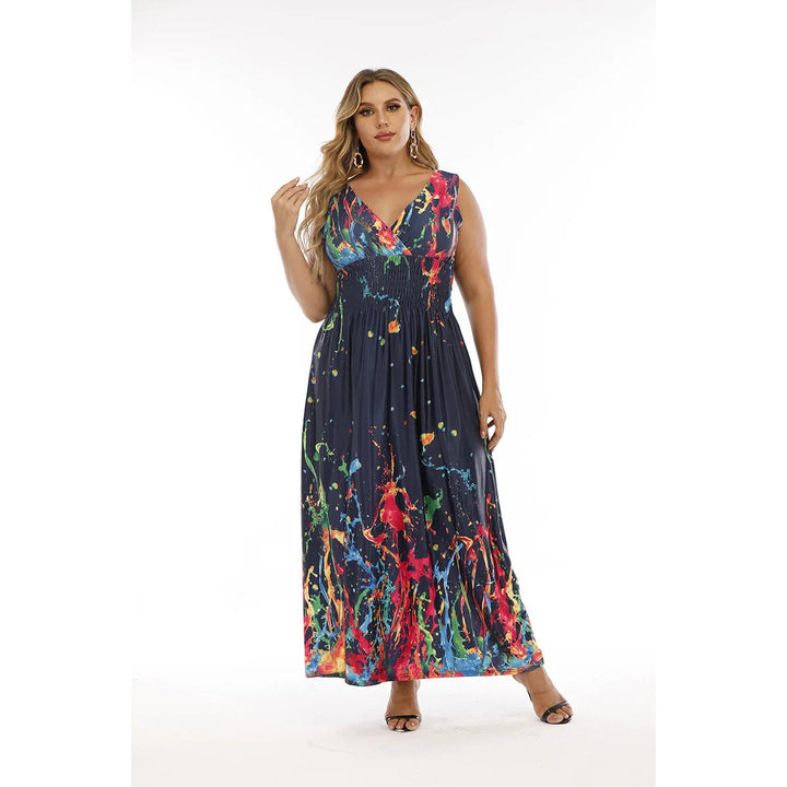 Frau in langem, ärmellosem Kleid mit buntem Spritzmuster, elegantes Sommeroutfit.