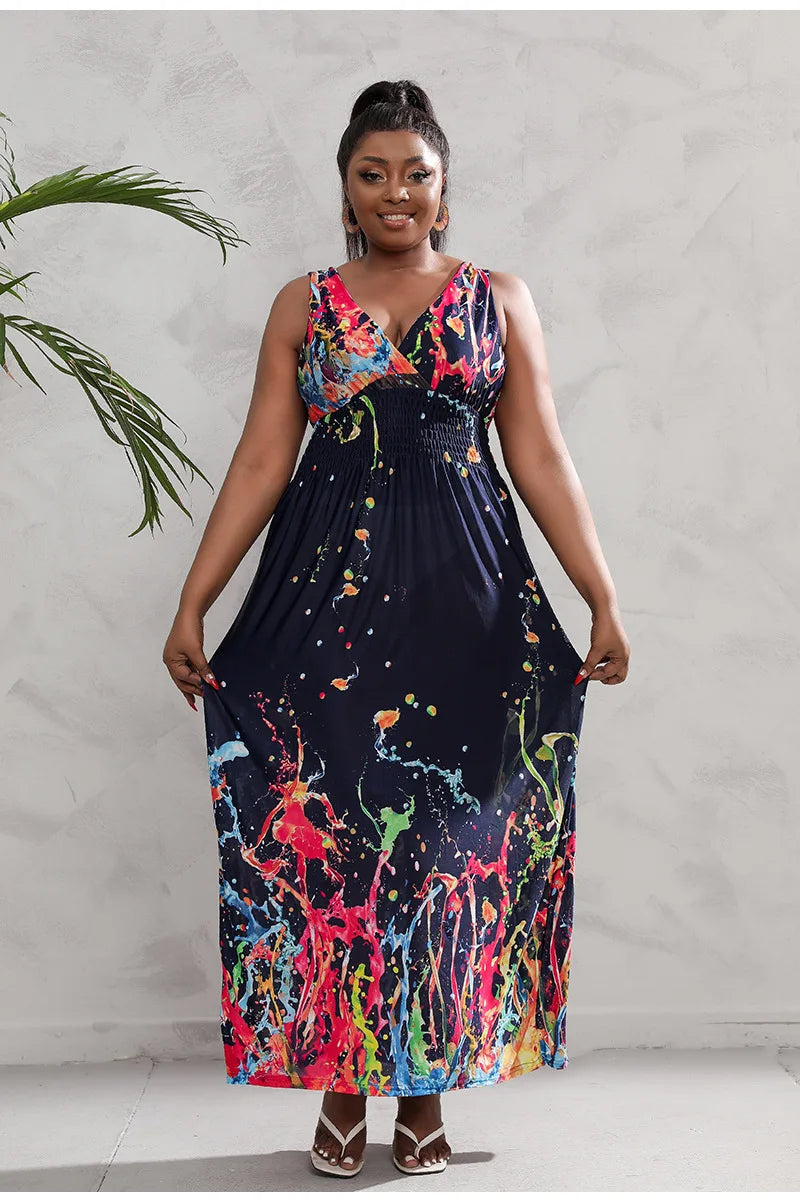 Frau in langem, ärmellosem Kleid mit buntem Spritzmuster, Sommermode, Freizeitkleidung.