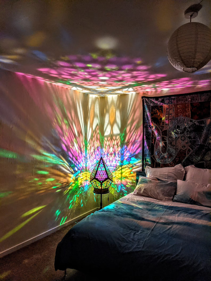 Buntes Kaleidoskop-Lichtmuster an Wand, Schlafzimmer, Boho-Dekor, stimmungsvolle Beleuchtung.