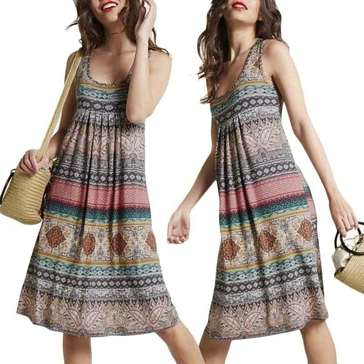 Zwei Frauen in bunten, ärmellosen Sommerkleidern mit Ethno-Muster und Strohtaschen.