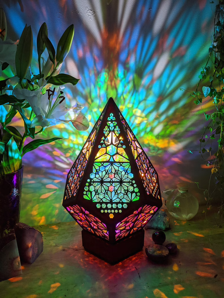 Buntes geometrisches Nachtlicht, Tiffany-Stil, farbenfrohe Glaslampe, stimmungsvolle Beleuchtung.