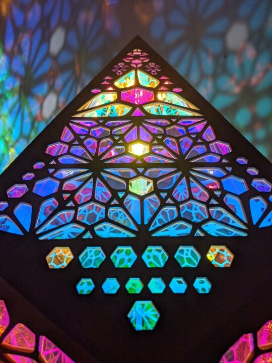 Buntes geometrisches Wandkunstwerk mit LED-Beleuchtung, dreieckige Form, moderne Dekoration.
