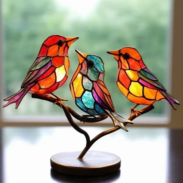 Buntes Tiffany-Glas-Vogelskulptur, drei Vögel, dekorative Kunst, Fensterdekoration.