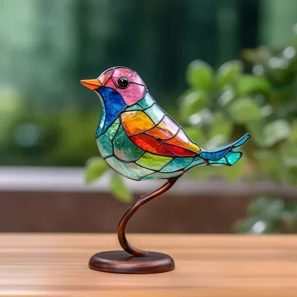 Buntes Glasvogel-Dekor auf Holzständer, handgefertigt, ideal für Wohnzimmer oder Büro.