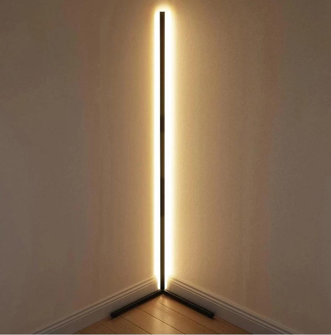 Detail lampy postavené v rohu místnosti, kde svítí teplým bílým světlem po obou stranách 12
