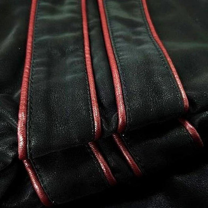 Schwarze Lederjacke mit roten Streifen, modisch, hochwertig, stilvoll, Unisex-Bekleidung.