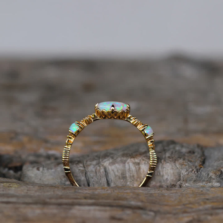 Goldener Opalring mit drei Opalen, filigranes Design, Damenring, Schmuck, Geschenkidee.
