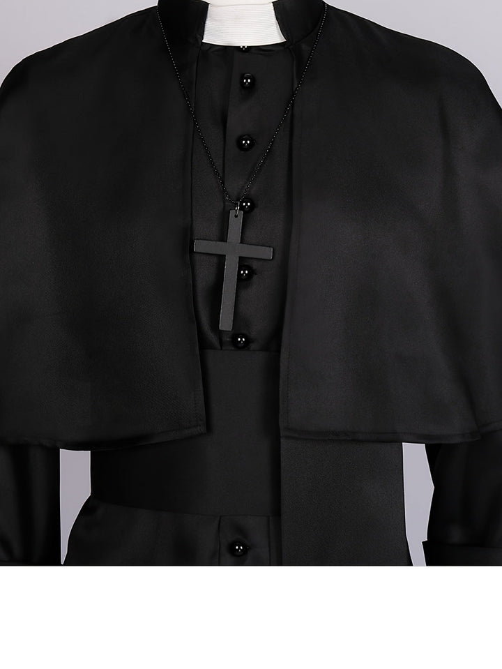 Detail horní části kostýmu: bílý límeček, černé knoflíky, pláštík a dřevěný kříž na řetízku 7