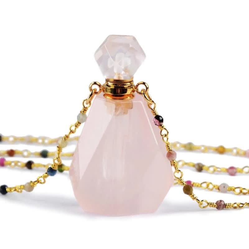 Rosenquarz Parfümflakon mit goldener Kette, facettiert, edelsteinbesetzt, luxuriöses Design.