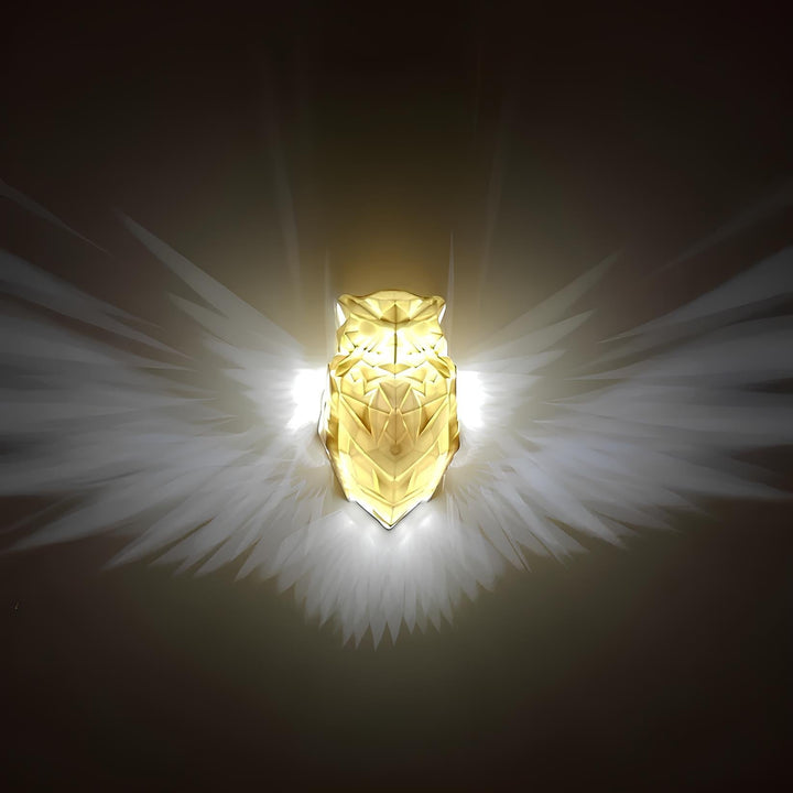 Goldene Eule mit Flügeln, leuchtend, geometrisches Design, mystisch, dekorative Skulptur
