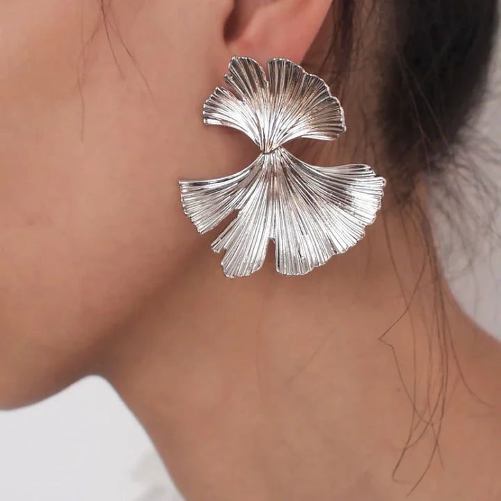 Silberne Ohrringe in Blattform, modisch, elegant, Damen-Schmuck, Accessoire, Geschenkidee.