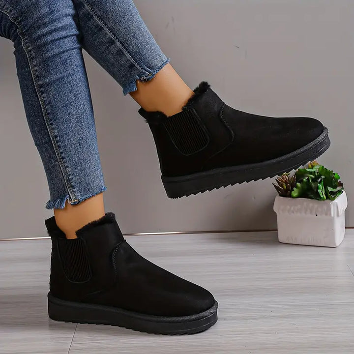 Schwarze Damen-Winterstiefel aus Wildleder, flach, mit Fellfutter, modisch, bequem.