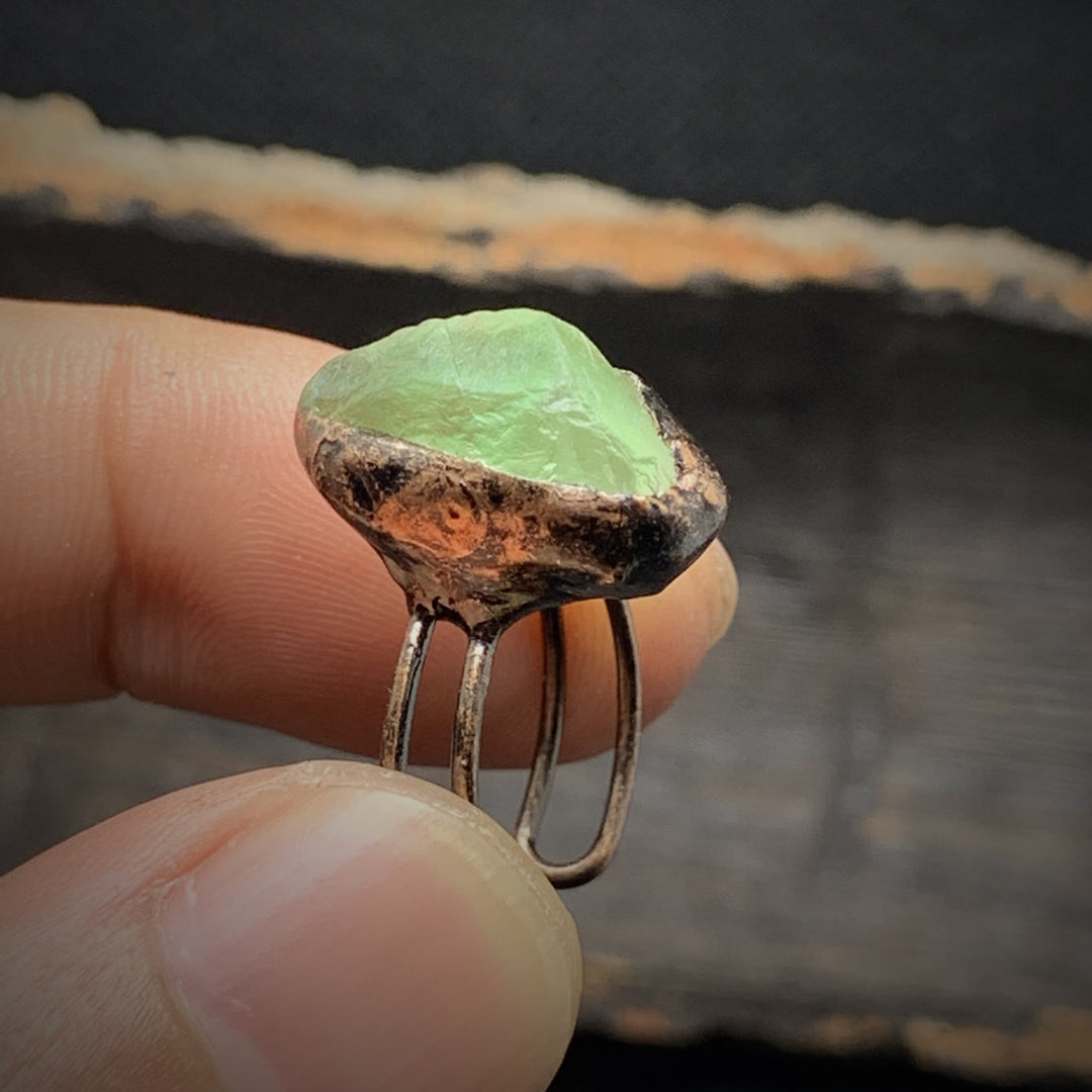 Grüner Rohsteinring aus Kupfer, handgefertigt, einzigartiges Design, Schmuck für Damen.