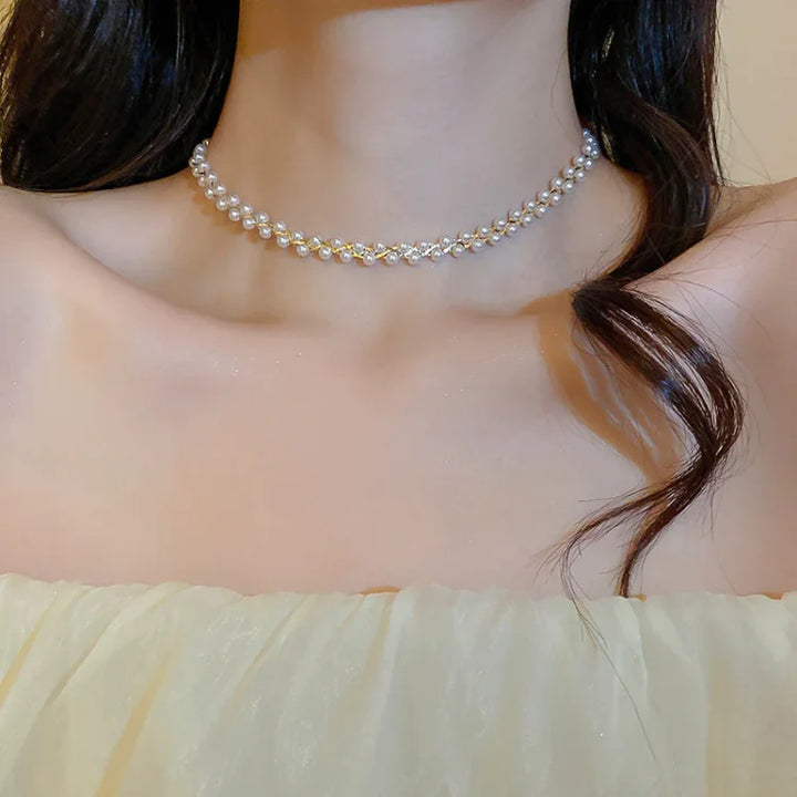 Frau trägt elegantes Perlenhalsband, zweireihig, klassisch, Schmuck, Modeaccessoire.