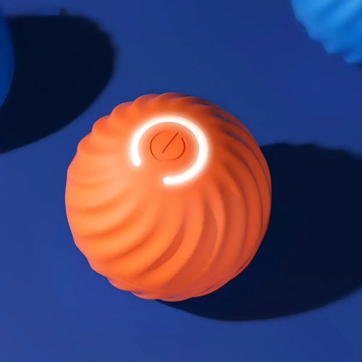 Orange Massageball mit LED-Licht auf blauem Hintergrund, Fitnessgerät, Entspannung, Muskelmassage.