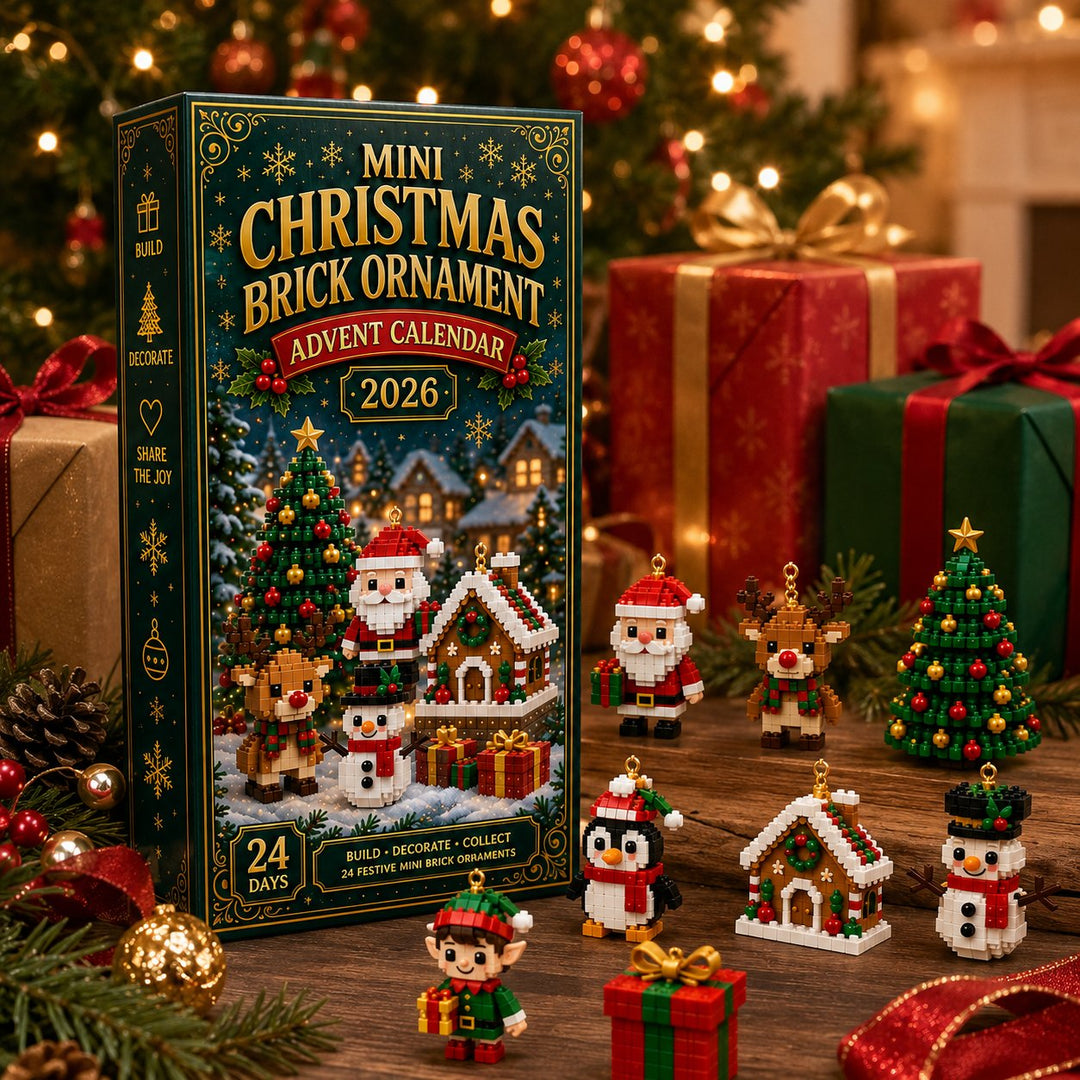 Krabice kalendáře mezi zabalenými dárky, před ní postavené ozdoby: Santa, sob, stromek, tučňák, chaloupka, sněhulák, elf a malý dárek. 8