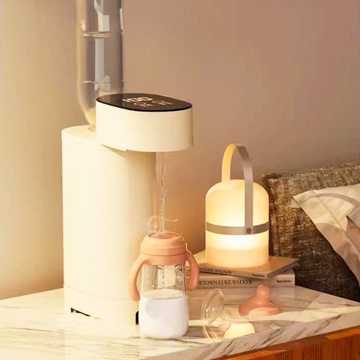 Beigefarbener Wasserkocher mit Babyflasche, moderne Kücheneinrichtung, stilvolles Design.