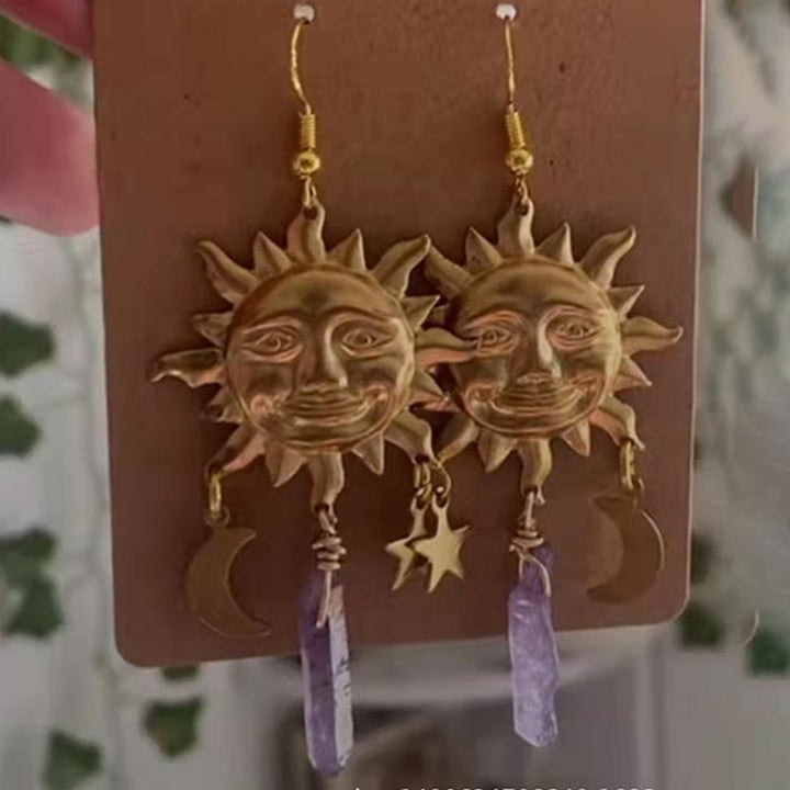 Goldene Sonnen-Ohrringe mit Amethyst-Anhängern, Mond- und Stern-Design, handgefertigter Schmuck.