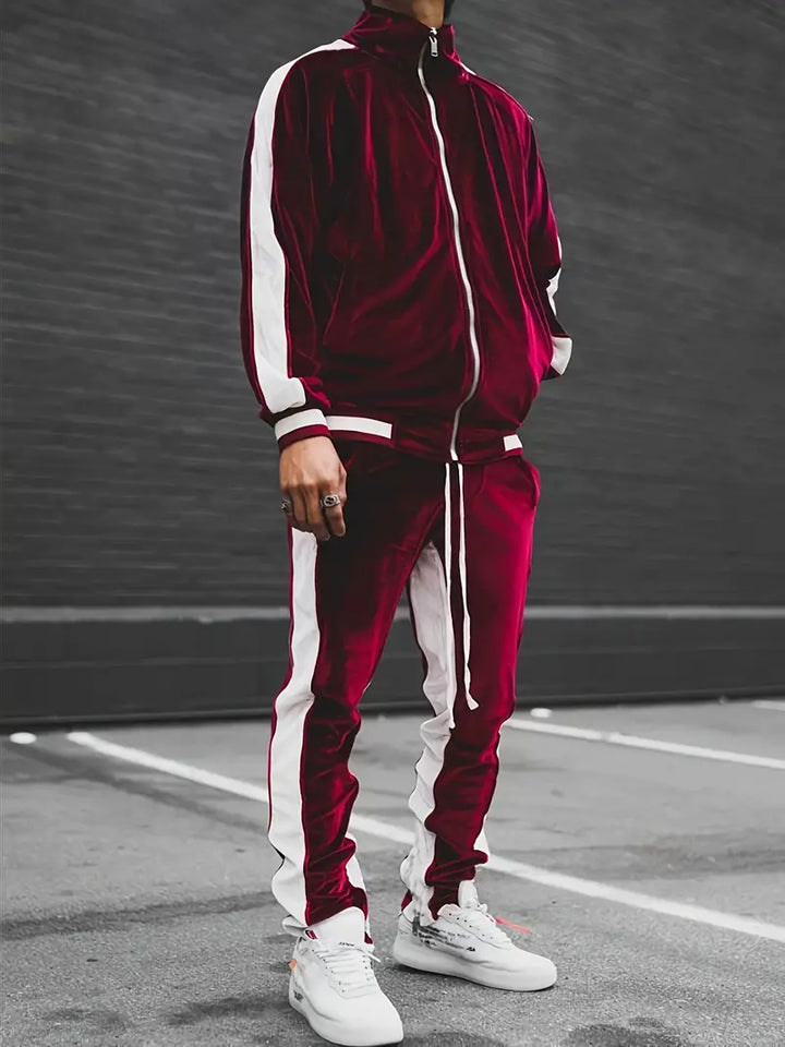 Bordeauxfarbener Trainingsanzug mit weißen Streifen, Herrenmode, sportlich, urbaner Stil.